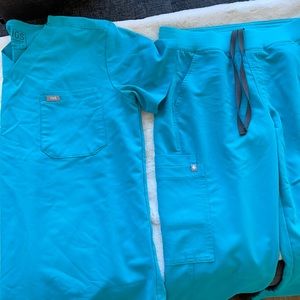 MENS FIGS SCRUB SET MEDIUM Teal in color